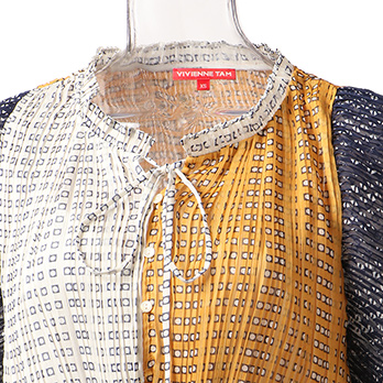 Pleating on geometric print poly ドレス 詳細画像