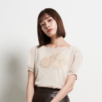 MUM EMB ON STRETCH NETTING PULL OVER　ブラウス