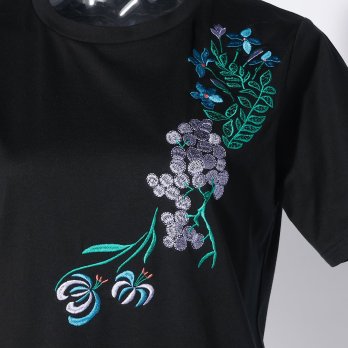 【期間限定】T-SHIRT WITH FLOWER EMBROIDERY 詳細画像