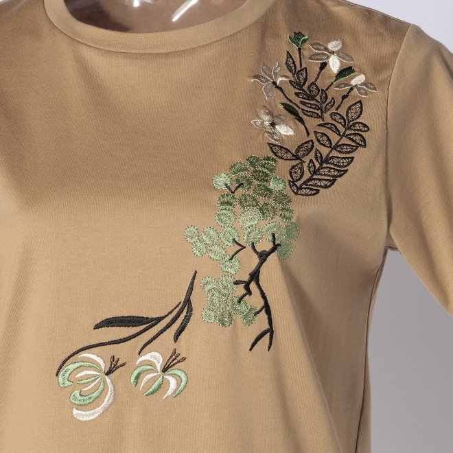 【期間限定】T-SHIRT WITH FLOWER EMBROIDERY 詳細画像 ベージュ 4
