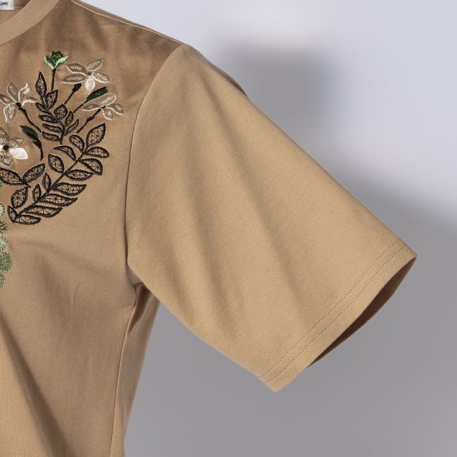 【期間限定】T-SHIRT WITH FLOWER EMBROIDERY 詳細画像 ベージュ 5