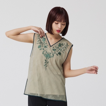 Flower embroidery on jacquard tulle ブラウス