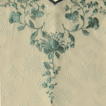 Flower embroidery on jacquard tulle ブラウス 詳細画像