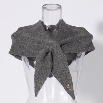【COMING SOON】Triangle knit scarf with mini dragon embroidery