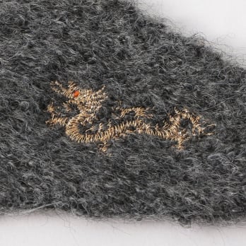 Triangle knit scarf with mini dragon embroidery 詳細画像