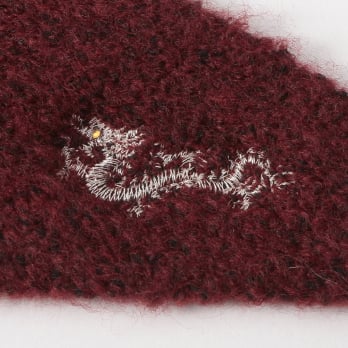 Triangle knit scarf with mini dragon embroidery 詳細画像