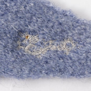 Triangle knit scarf with mini dragon embroidery 詳細画像