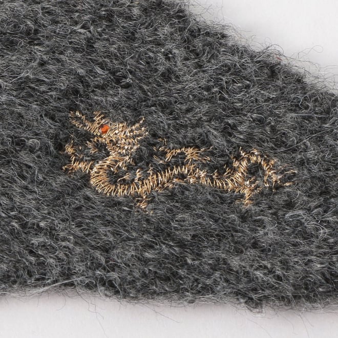 Triangle knit scarf with mini dragon embroidery 詳細画像 ライトグレー 2