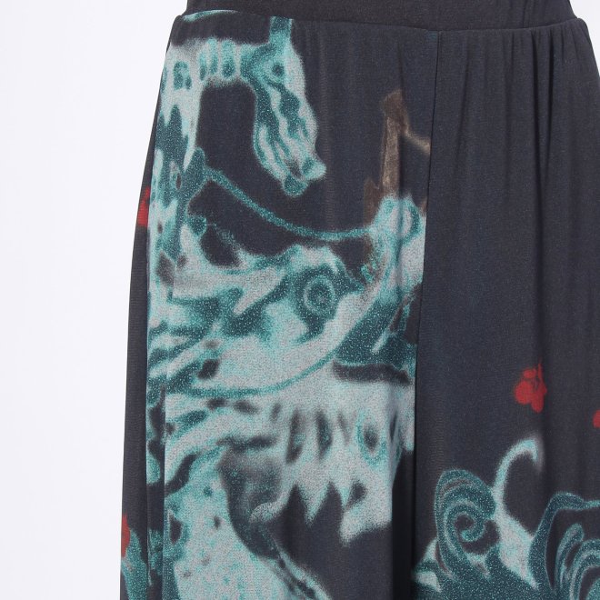 【COMING SOON】【オンライン・一部店舗限定カラー】Kisaragi dragon print パンツ 詳細画像 【オンライン・一部店舗限定カラー】黒系マルチ 2