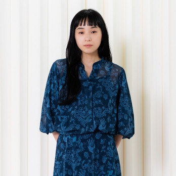 【COMING SOON】Dragon discharge dyed denim print ブラウス