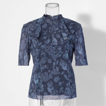 【COMING SOON】Dragon discharge dyed denim print ブラウス 詳細画像