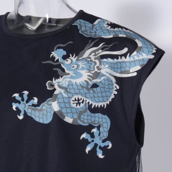 【COMING SOON】tulle overlay dragon print カットソー 詳細画像